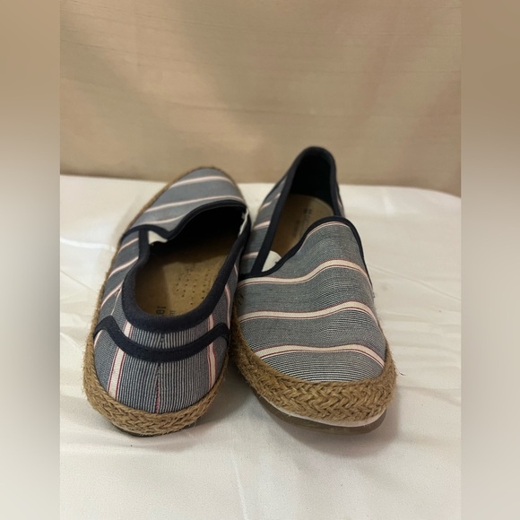 ⚫️ BOGO Naturalizer slip on shoe with stripe and rope accents size 6 women’s - Picture 2 of 6